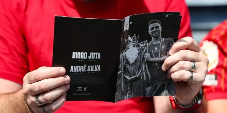 E turpshme në Angli! Fletëpalosjet e shpërndara falas në stadium për të kujtuar Diogo Jotën po shiten në internet me çmime të çmendura