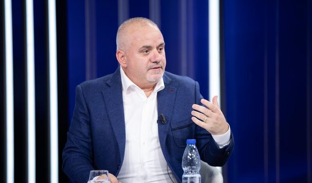 Debati për emigrantët në Britani, Artan Hoxha: Punëtorët e “shtëpive të barit” rekrutohen në fshatra! Ja si shmangin gjurmimin