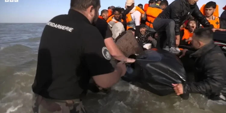 Franca ndryshon taktikë ndaj emigrantëve të paligjshëm, policia përdor thika për të shpuar gomonet në ujë