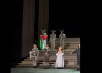 Britani e Madhe, aktori proteston në shtëpinë Mbretërore të Operas, shpalos flamurin palestinez në skenë