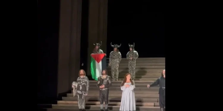 Britani e Madhe, aktori proteston në shtëpinë Mbretërore të Operas, shpalos flamurin palestinez në skenë