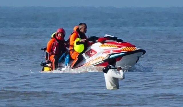Masa të reja franceze: Rrjeta dhe jet-ski për ndalimin e varkave me emigrantë drejt Britanisë
