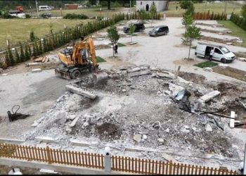 “Po flija kur erdhën duke bërtitur dilni jashtë”/ Ishte me pushime në Theth, turisti shqiptaro-britanik: Sendet e mia janë ende nën rrënoja