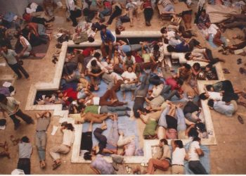 FOTO/ 35 vjet nga hyrja në ambasada