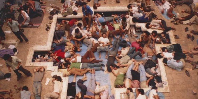 FOTO/ 35 vjet nga hyrja në ambasada