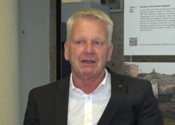 Oficeri gjerman i sigurisë rrëfen ditët e krizës në Ambasadë: Si siguruam ujë e ushqim për 3 mijë veta në 1990-ën. Momenti më i trishtë, kur një i ri vdiq…