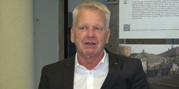 Oficeri gjerman i sigurisë rrëfen ditët e krizës në Ambasadë: Si siguruam ujë e ushqim për 3 mijë veta në 1990-ën. Momenti më i trishtë, kur një i ri vdiq…