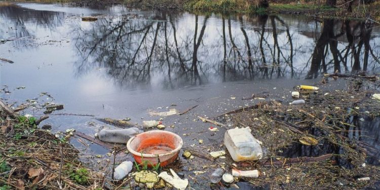 Alarmi i ujrave të ndotur në Britani/ Qeveria nis reformën. Konsumatorët do të paguajnë 36% më shumë