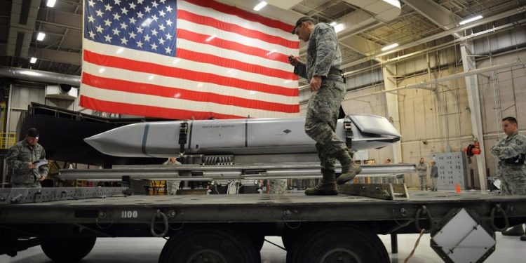 SHBA po transporton në mënyrë “sekrete” armë bërthamore në Britani