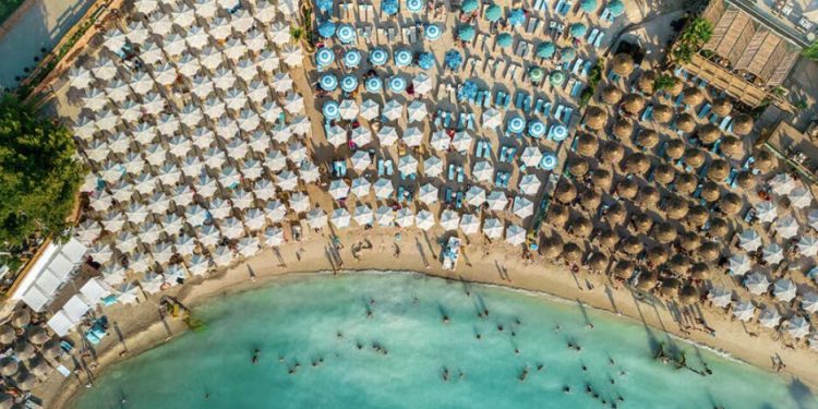 The Economist: Bumi i mirëpritur i turizmit po vë në provë sistemet ujore të Shqipërisë