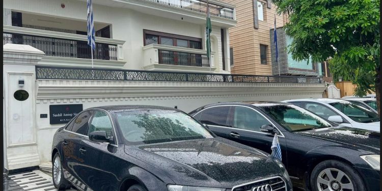 Arrestohet ‘ambasadori mashtrues’ pranë Delhit, premtonte punë jashtë shtetit