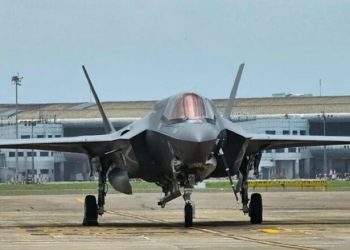 Një aeroplan luftarak britanik “i bllokuar për pesë javë në Indi” niset për në Australi