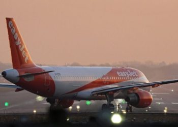 Britani/ Burri arrestohet pasi bërtiti “Allahu Ekber” dhe “vdekje Trumpit” në fluturimin për në Skoci