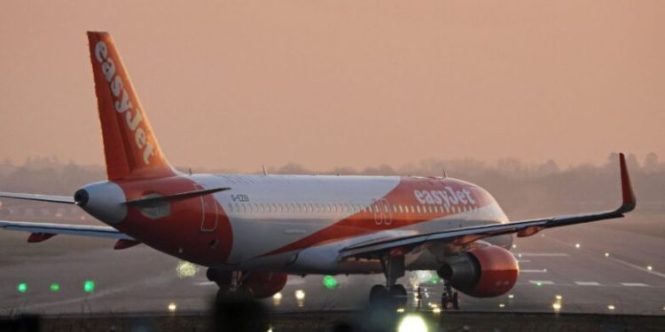 Britani/ Burri arrestohet pasi bërtiti “Allahu Ekber” dhe “vdekje Trumpit” në fluturimin për në Skoci