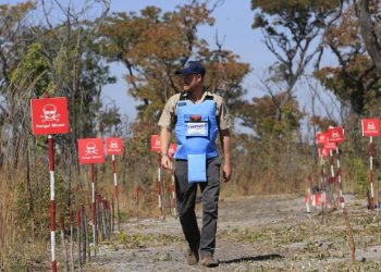 Harry ndjek hapa e mamasë së tij, princi kalon në fushën e pastruar nga minat që Princeshë Diana përshkoi 28 vite më parë