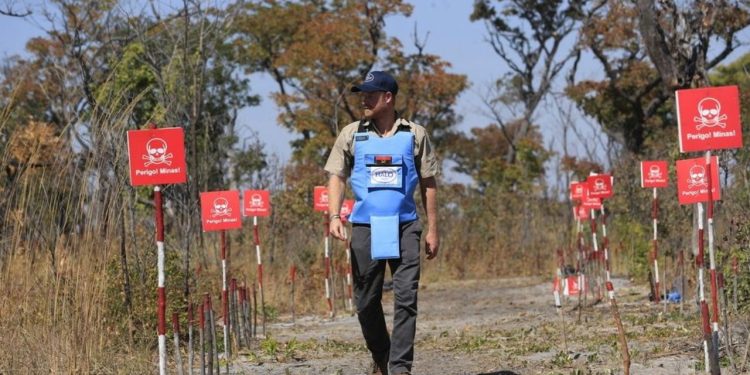 Harry ndjek hapa e mamasë së tij, princi kalon në fushën e pastruar nga minat që Princeshë Diana përshkoi 28 vite më parë