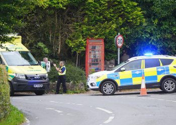 Tragjedi në Britani, autobusi me rreth 70 nxënës rrëshqet nga 6 metra lartësi në një shpat mali! Raportohet për viktima dhe dhjetëra të plagosur