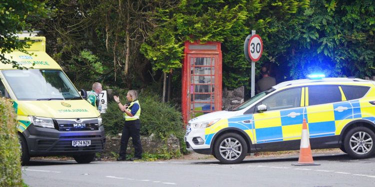 Tragjedi në Britani, autobusi me rreth 70 nxënës rrëshqet nga 6 metra lartësi në një shpat mali! Raportohet për viktima dhe dhjetëra të plagosur