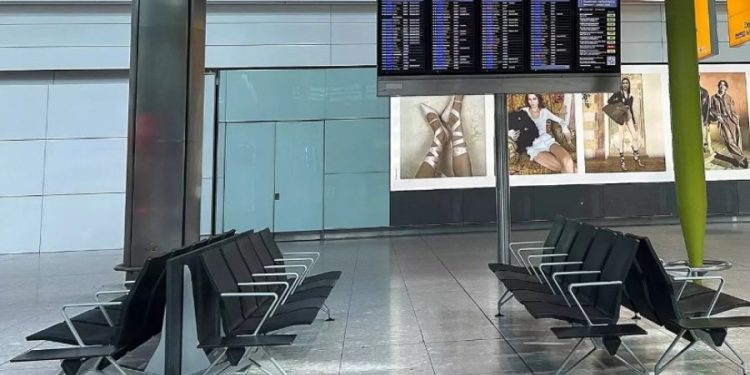 Rifillojnë fluturimet nga aeroportet e Mbretërisë së Bashkuar pas një defekti në kontrollin e trafikut ajror që mbylli hapësirën ajrore