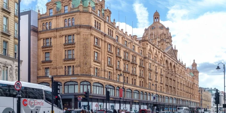 Katër të arrestuar për sulme kibernetike ndaj Marks & Spencer dhe Harrods