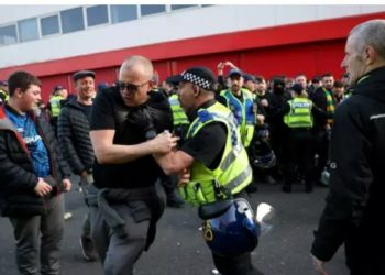 Para fillimit të Premier Ligës, Policia Mbretërore Britanike arreston qindra tifozë huliganë