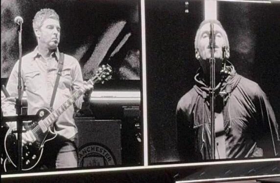 Rikthim i bujshëm! Liam dhe Noel Gallagher sërish bashkë në skenë pas 16 vitesh