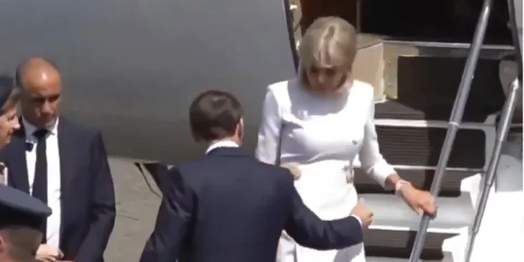 Episod i ri mes Macron dhe Brigitte, Zonja e parë e Francës nuk i jep dorën bashkëshortit teksa ajo zbret nga avioni në Londër
