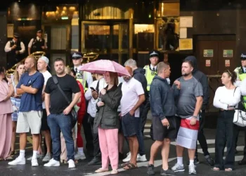 Neo-nazistët protesta të dhunshme në Britani, kundërshtojnë akomodimin e azilkërkuesve nëpër hotele