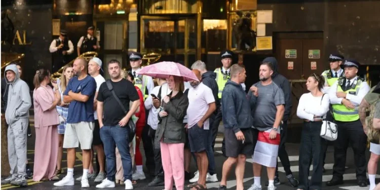 Neo-nazistët protesta të dhunshme në Britani, kundërshtojnë akomodimin e azilkërkuesve nëpër hotele