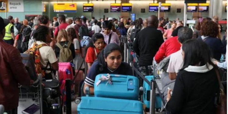 Linjat ajrore kërkojnë përgjigje pas dështimit të kontrollit të trafikut ajror në Britani