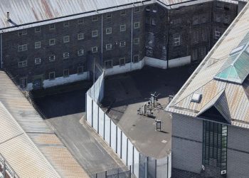 “Deportim gjithë të dënuarve në Angli”/ Të huajt nuk do mbahen në burgjet angleze, ka mbipopullim dhe kosto të larta