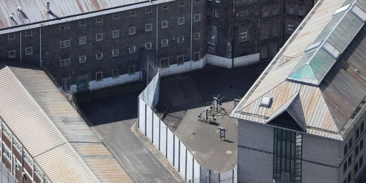 “Deportim gjithë të dënuarve në Angli”/ Të huajt nuk do mbahen në burgjet angleze, ka mbipopullim dhe kosto të larta