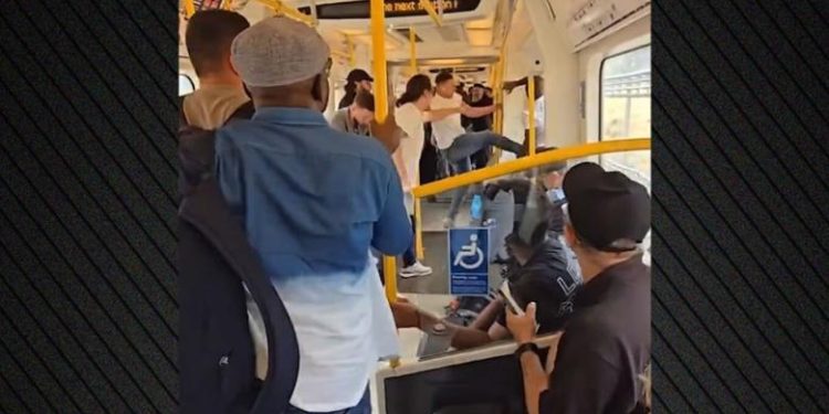 VIDEO/ Në metronë e Londrës, burri zhvishet lakuriq brenda në tren, pasagjerët e rrahin me grushte e shkelma!