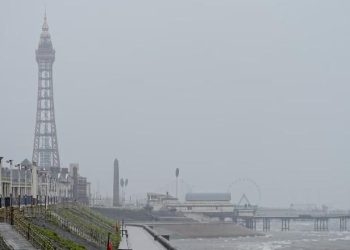 Stuhia ‘Floris’ godet Britaninë dhe Irlandën, mijëra familje mbeten pa energji elektrike