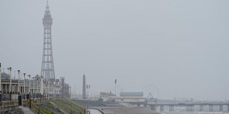 Stuhia ‘Floris’ godet Britaninë dhe Irlandën, mijëra familje mbeten pa energji elektrike