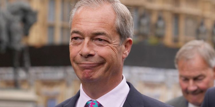 “Do dëbojmë azilkërkuesit nga Britania e Madhe”/ Babai i Brexit premton që të arrestojë dhe dëbojë 600 mijë persona nga kanë ardhur