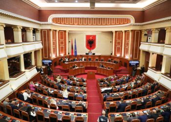 Dy javë konstituimi i Kuvendit! Nga Gjenerata e re e PS dhe të vjetrit e PD, kush janë 140 deputetët e rinj