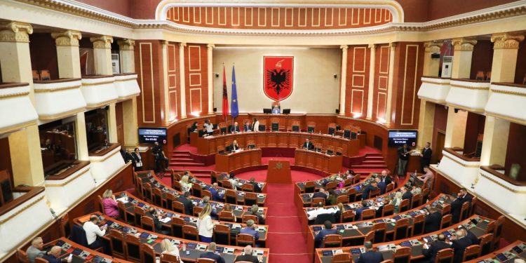 Dy javë konstituimi i Kuvendit! Nga Gjenerata e re e PS dhe të vjetrit e PD, kush janë 140 deputetët e rinj