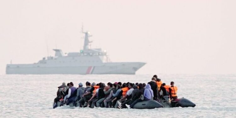 Emigracioni i paligjshëm, Britania forcon masat: 5 vite burg kush reklamon kalimet në rrjetet sociale