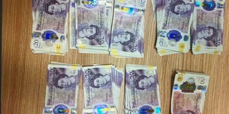 Kontroll i rreptë në aeroport: Pasagjerit nga Londra i konfiskohen mjete monetare mbi kufirin e lejuar