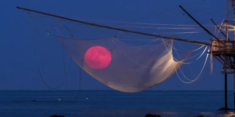 Hëna mbi Bregun Trabocchi, ‘Fotoja e Ditës’ e NASA-s