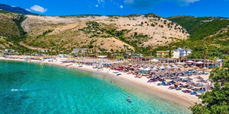 “Express”: Shqipëria, “Xhevahiri i Ballkanit” destinacioni më i mirë për një arratisje në bregdet