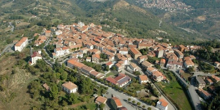 Shpopullimi i fshatit arbëresh, kryebashkiaku i bën thirrje Melonit