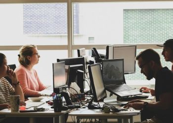 Britani, java e shkurtër e punës fiton terren – Studimi: Punonjësit raportojnë ekuilibër më të mirë punë-jetë