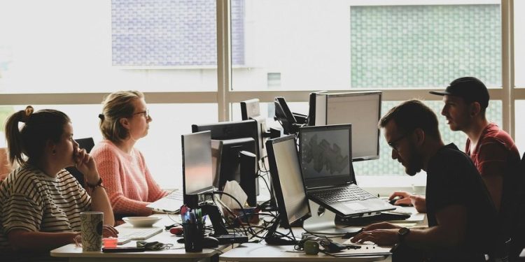 Britani, java e shkurtër e punës fiton terren – Studimi: Punonjësit raportojnë ekuilibër më të mirë punë-jetë