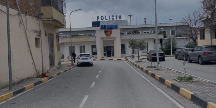 Vlorë/ Burri me vëllanë rreh gruan, policia i arreston të dy