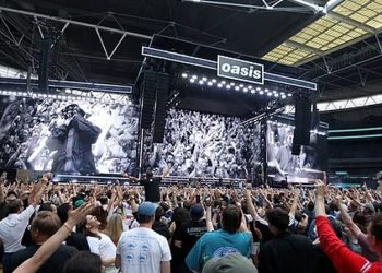 Tragjedi në koncertin e Oasis në Wembley, një fans vdes pasi ra nga ulëset