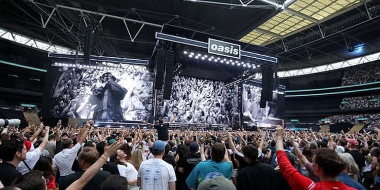 Tragjedi në koncertin e Oasis në Wembley, një fans vdes pasi ra nga ulëset