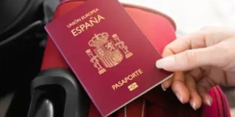 I kishte skaduar pasaporta, prindërit lënë në aeroportin e Barcelonës fëmijën 10 vjeç