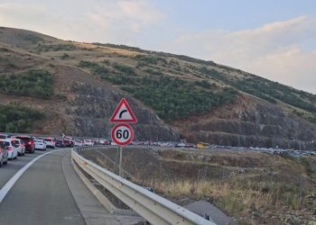 Mjëra qytetarë nga Kosova drejt bregdetit shqiptar